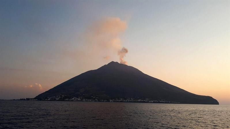 Así huyen unos navegantes de la erupción del Estrómboli