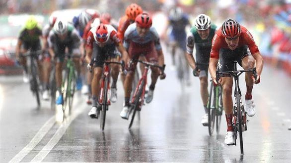 La Vuelta. Montserrat corona a Nicolas Edet, el nuevo maillot rojo de la carrera