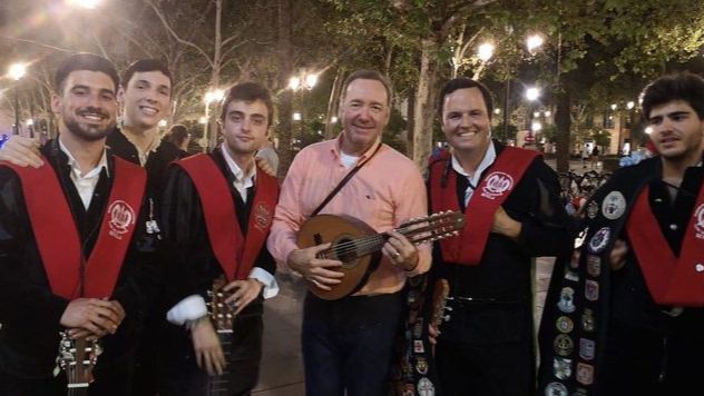 Kevin Spacey canta La bamba junto a una tuna en pleno centro de Sevilla