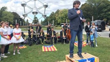 El ridículo mitin de Puigdemont subido a una caja se hace viral