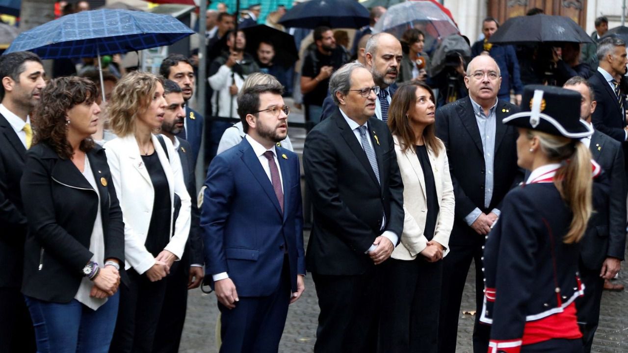 Torra realiza la ofrenda floral al ritmo del himno de España