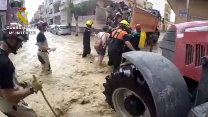 Camiones y tractores para evacuar a los afectados por la gota fría