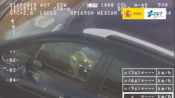 Pillado jugando con el cubo de Rubik mientras conduce