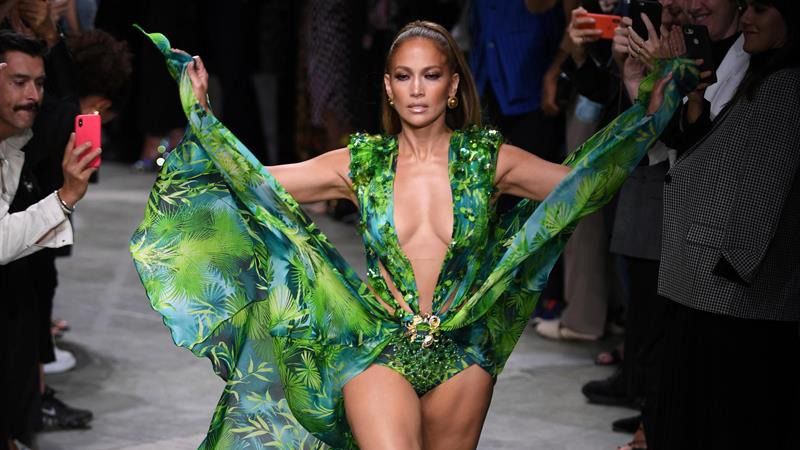 Jennifer Lopez vuelve a lucir el icónico vestido 'jungle dress' de Versace