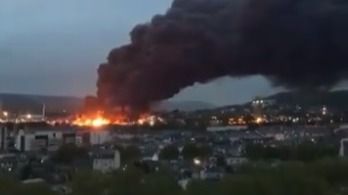 Un enorme incendio en una planta química de Francia obliga a cerrar las escuelas