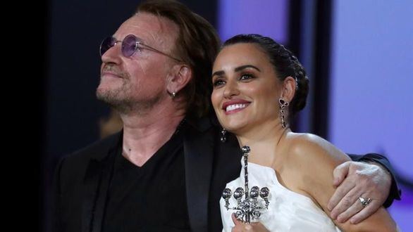 Penélope Cruz recibe el Premio Donostia de manos de Bono y causa el delirio