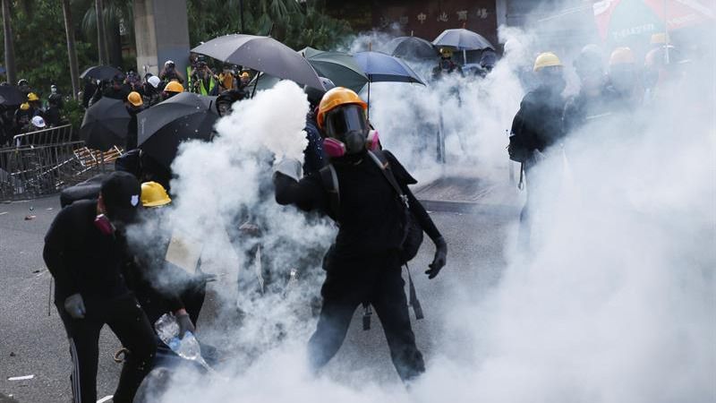 La policía de Hong Kong dispara por primera vez a un manifestante