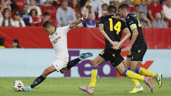 Europa League. El Sevilla se apoya en 'Chicharito' para vencer al APOEL | 1-0