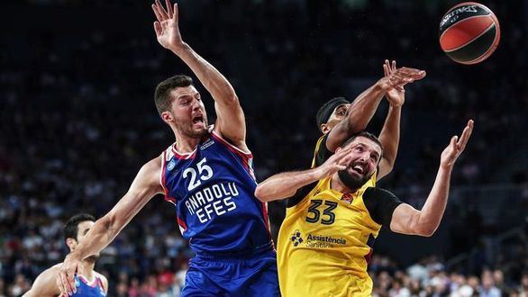 Euroliga. El Barcelona gana al Anadolu con Mirotic decisivo | 64-74