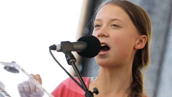 Un muñeco con el rostro de Greta Thunberg aparece colgado de un puente en Roma
