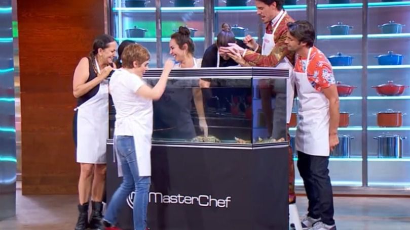 Vuelve la polémica a MasterChef por cocinar un crustáceo vivo