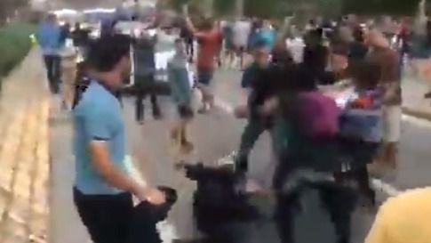 Un guardia civil de paisano rescata a una 'mossa' acorralada por separatistas