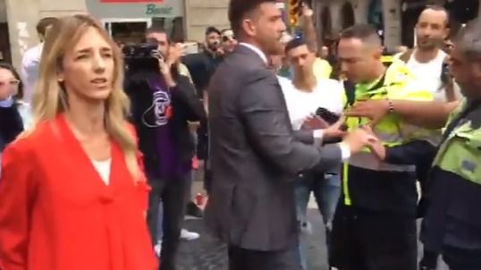 Álvarez de Toledo se encara con los separatistas que la insultan en Barcelona