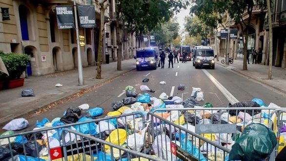 El secesionismo aparca la violencia y abraza las bolsas de basura y las sentadas