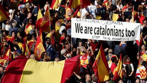 Multitudinaria manifestación constitucionalista pese al boicot separatista