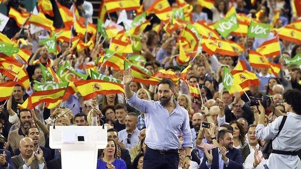 Cae el PSOE, sube el PP, Cs se hunde y Vox se dispara por Franco