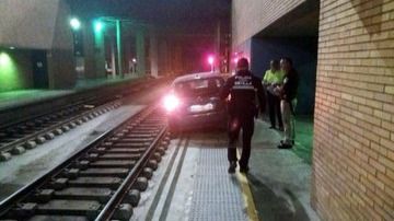 Un conductor despistado circula por la vía del tren hasta llegar a la estación de Santa Justa