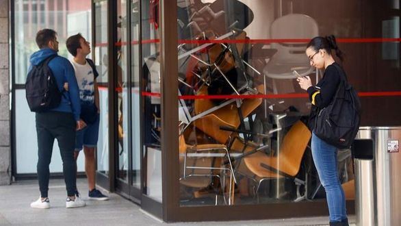 Estudiantes acampan en la plaza Universidad y cortan la Gran Vía