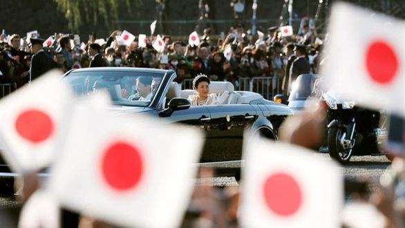 Japón se rinde en el saludo a Naruhito y Masako, sus nuevos emperadores