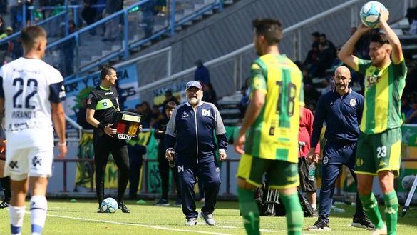 El fin del romanticismo: Maradona renuncia al banquillo de Gimnasia y vuelve al paro