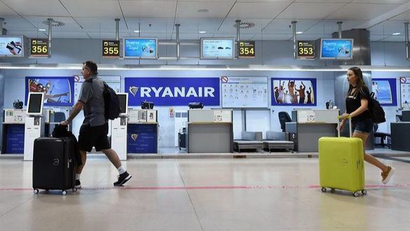 Ryanair, condenada a devolver los 20 euros que cobra por el equipaje de mano en cabina