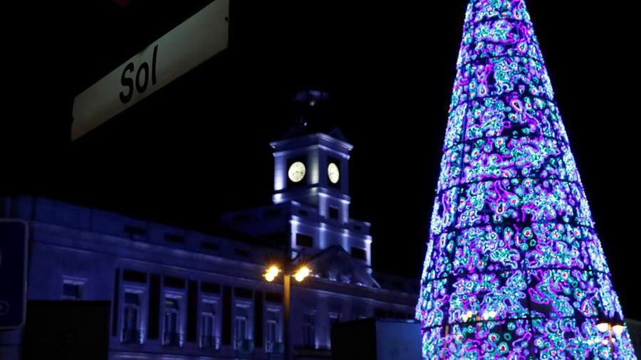Madrid se engalana para la Navidad con el tradicional alumbrado de sus calles