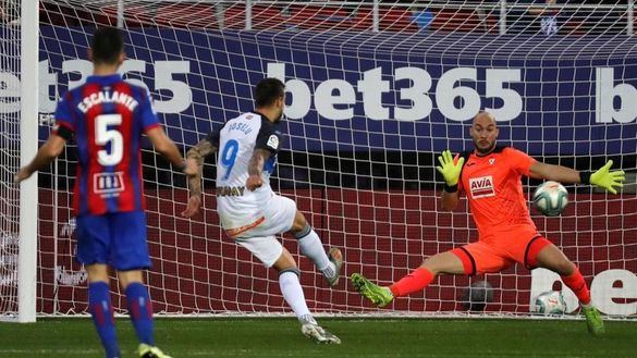Joselu y el Alavés se dan un respiro en Ipurua | 0-2