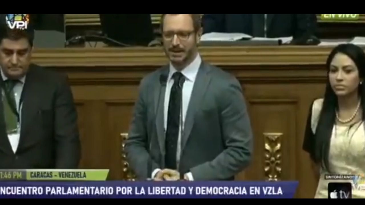 Maroto, abucheado por el chavismo al grito de 
