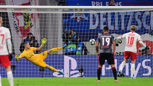 Un respingo del Leipzig le mete en octavos y entierra al Benfica | 2-2
