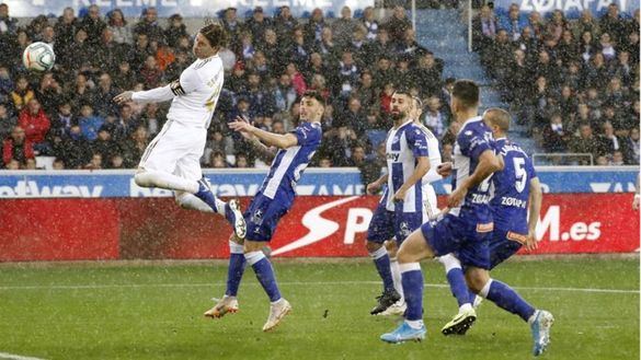 El Real Madrid supera con sudores el muro del Alavés |1-2