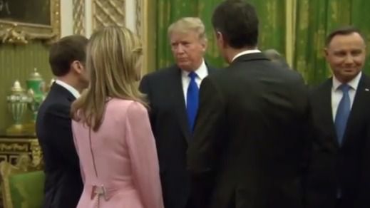Sánchez se 'cuela' en una charla entre Trump y Macron en Buckingham