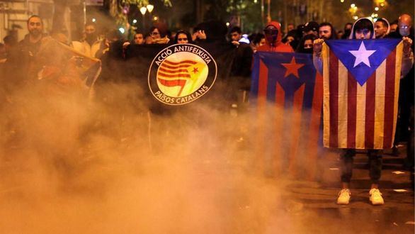 Dos mossos graves y 58 heridos leves en los altercados