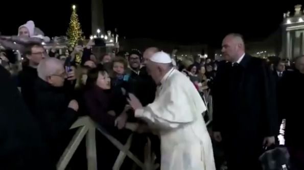 El Papa pide perdón por reprender a una mujer que le agarró en el Vaticano
