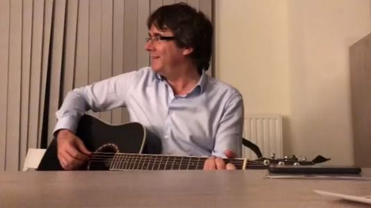 Puigdemont comienza el año tocando la guitarra y pidiendo que le lleven a casa