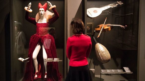 Vampiros, surrealismo y fotografía urbana, en lo nuevo de CaixaForum para 2020