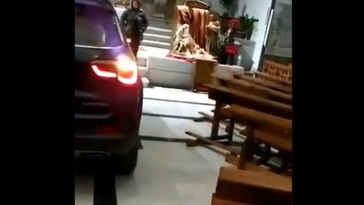 Empotra su coche en el altar de una iglesia de Sonseca porque está 
