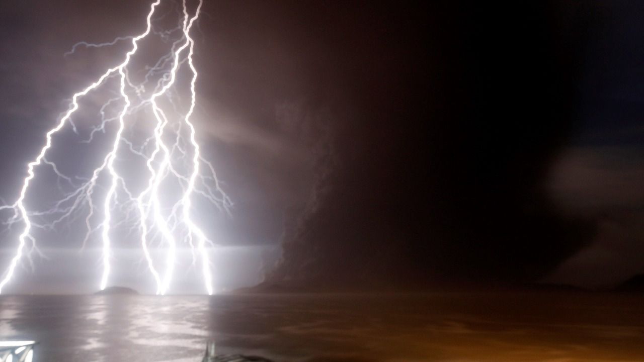 La erupción del volcán Taal provoca una brutal tormenta eléctrica en Filipinas