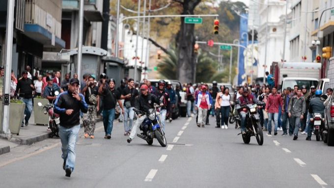 Paramilitares de Maduro disparan contra los opositores de Guaidó