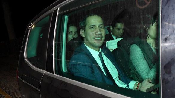 La policía de Maduro aprovecha el viaje europeo de Guaidó para registrar su oficina