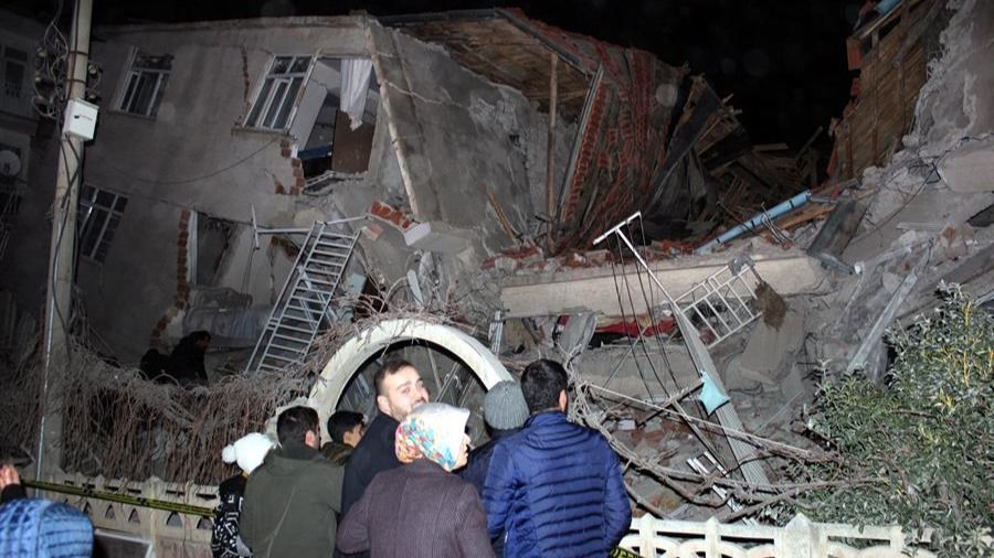 Al menos 18 muertos tras un terremoto de 6,5 grados en Turquía