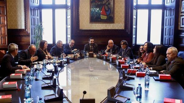 Torrent acata la orden de la JEC y retira el acta a Quim Torra