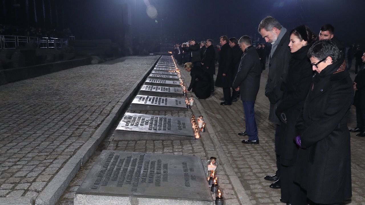 Los Reyes apelan en Auschwitz a no volver a 
