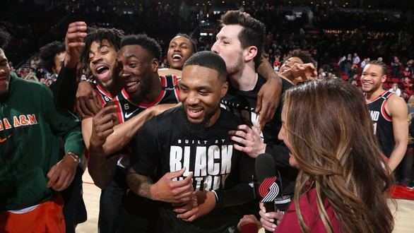 NBA. Lillard destroza a los Rockets y los Lakers remontan a los Mavericks de Doncic
