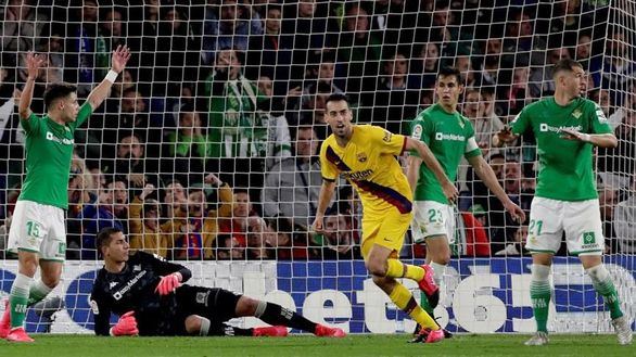 El Barcelona sale de un lío ante el Betis con polémica | 2-3