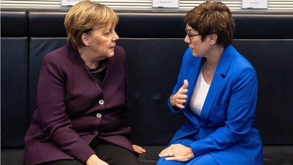 La sucesora de Merkel se descuelga de la batalla presidencial