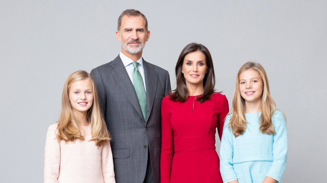 Los nuevos retratos oficiales de los Reyes, la Princesa de Asturias y la Infanta Sofía