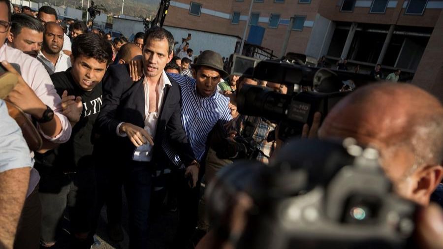 Chavistas atacan a Guaidó al aterrizar en Caracas