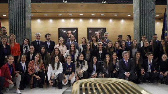 Oficial: el fútbol femenino hace historia con su primer convenio