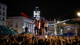 Noche de protestas de los acampados en la Puerta del Sol contra los decretos del Gobierno
