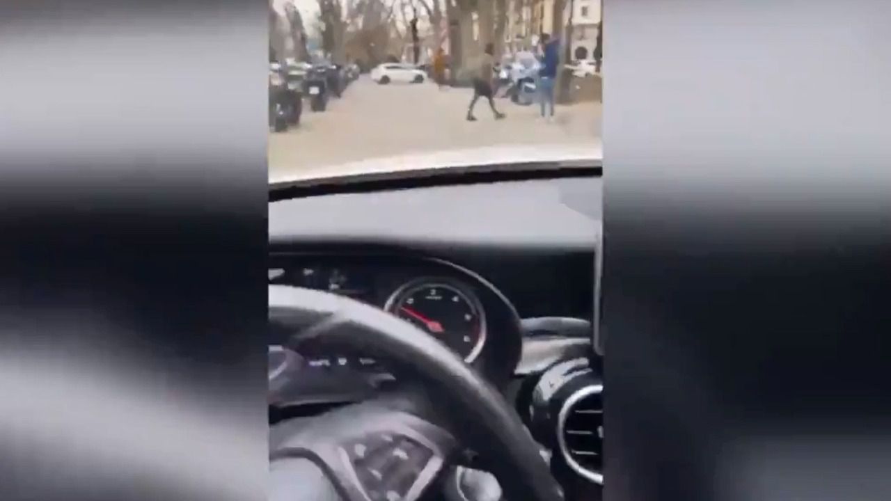 Detenido por grabarse conduciendo por la acera de la Castellana insultando a la policía